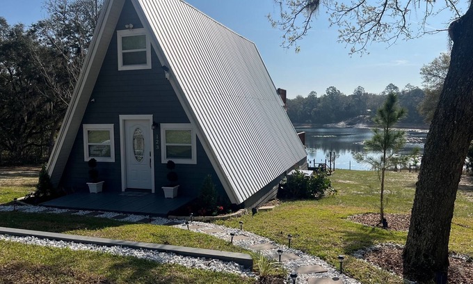 Putnam Hall House | Lakefront Get A-Way!