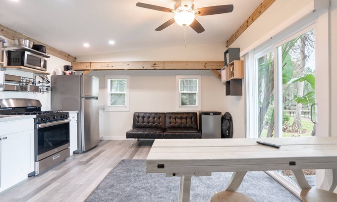 Lutz House | Lakefront Getaway - Hidden Gem - Tropical Oasis