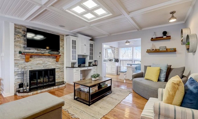 Buford House | Lakefront Getaway on Lake Lanier w/Boat Dock