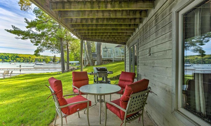 Glen Arbor Apartment | Lakefront Glen Arbor Condo with Boat Dock Access!