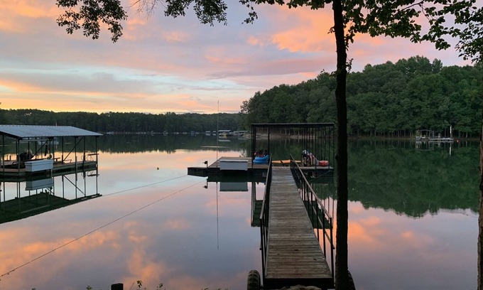 Westminster House | LAKEFRONT HARTWELL! Good dogs welcome! Covered dock, fire pit, kayaks!