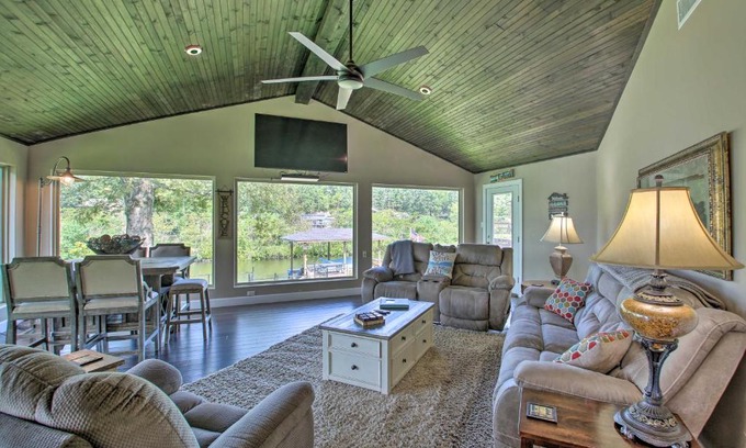 Mid America House | Lakefront Haven Near Oaklawn and Casino Resort!