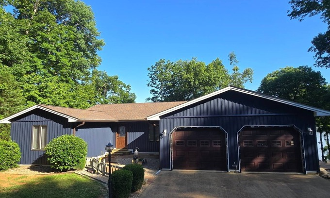 Cadiz House | Lakefront home with gorgeous views of Lake Barkley