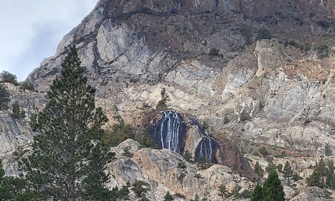 June Lake Condo | Lakefront home with superb balcony views - near trails & Yosemite - dog-friendly