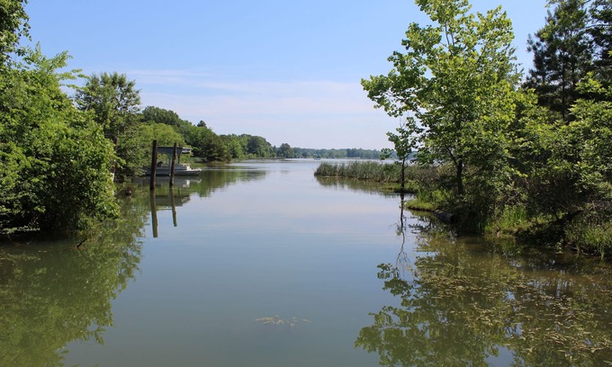 Middle Valley House | Lakefront, large yard, close to Chattanooga, 9 beds, private dock, pets ok