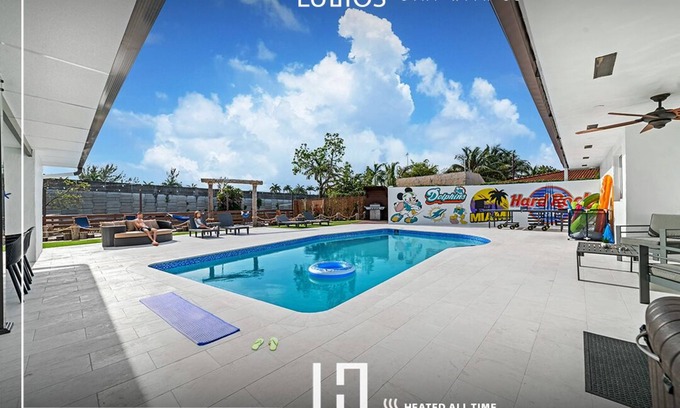 Miami Gardens House | Lakefront Mansion 7BR Pool 5min to Hard Rock