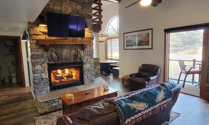 June Lake Apartment | Lakefront Mountain Retreat, Lake views, Newly Renovated, Dogs Welcome