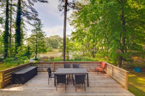 North Newport News House | Lakefront Newport News Home, 6 Mi to City Center!