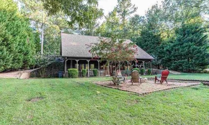 Lake Oconee House | Lakefront Oconee Cottage with Hot Tub and Boat