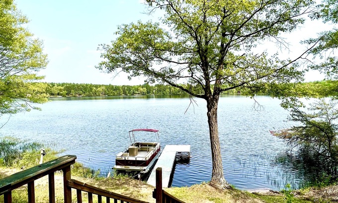 Spooner Cabin | Lakefront! Pine Cone Cottage on Lake McKinley NEW