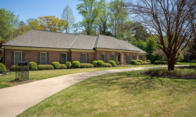 LaGrange House | Lakefront Retreat w/Guest House