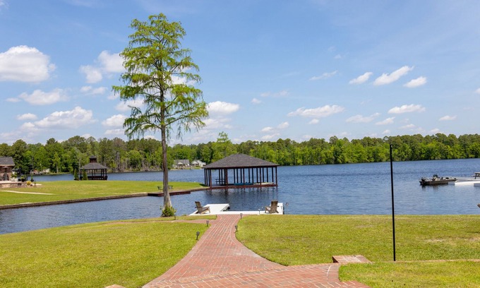 South View Apartment | Lakefront Retreat w/ Pool