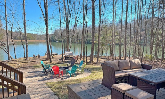 Lake Lure House | Lakefront-Rumbling Bald, Firepit, Kayak, SUP Board, Bocce Ball, Basketball