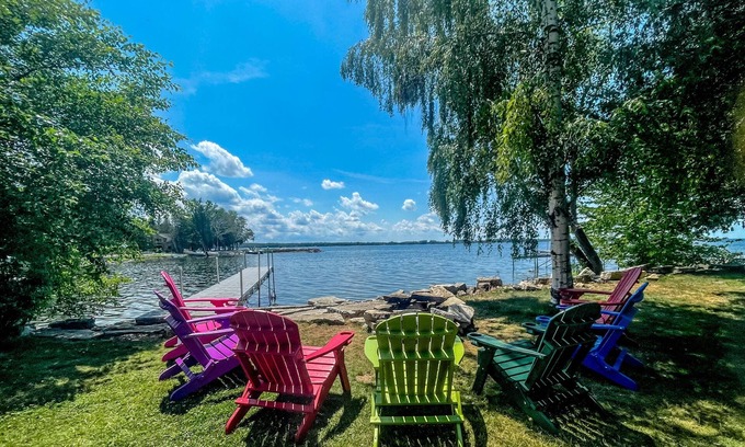 Sturgeon Bay Cabin | Lakefront! Rustic Cabin w/Game RM/Kayaks/Bikes!