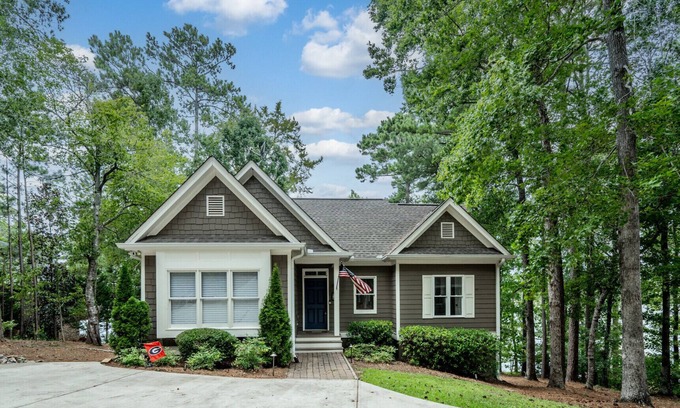 Eatonton House | Lakefront Stunner on Lake Sinclair!