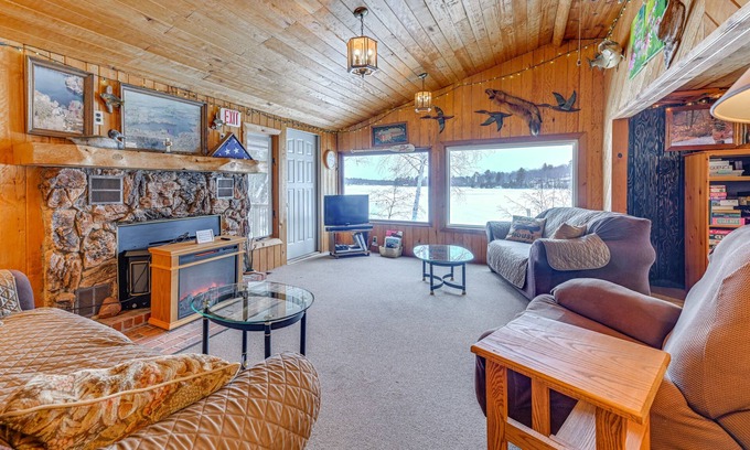 Suring House | Lakefront Suring Home w/Pool Table + Views!