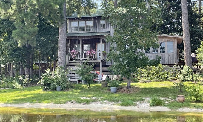 Oak Vale Cabin | Lakehouse get-a-way at Goss Reservoir.