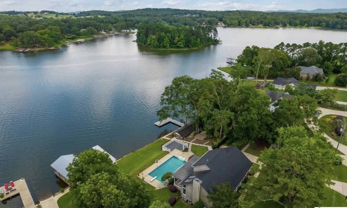 Talladega House | Lakehouse with swimming pool