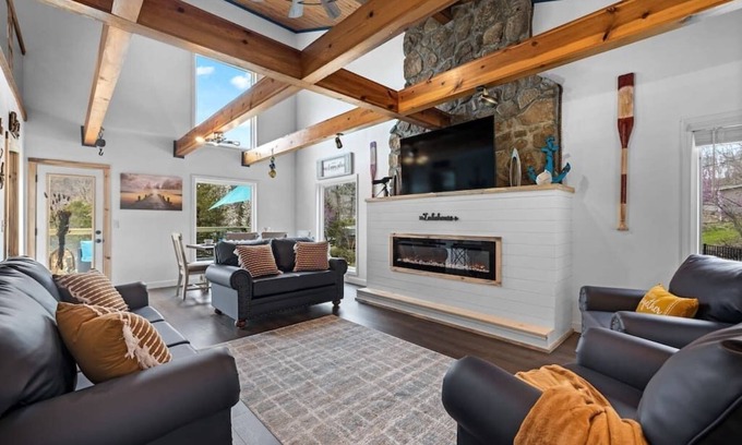 Dandridge House | LakeLife Home Your own paradise.