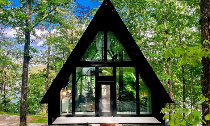 Phil Campbell Cabin | Lakeside 2BR Retreat Surrounded by Woods in Phil Campbell, AL