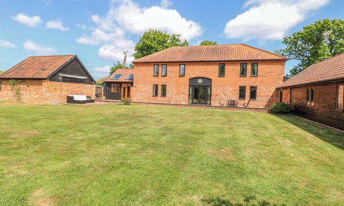 Felmingham Cottage | LAKESIDE BARN, family friendly, country holiday cottage in Aylsham