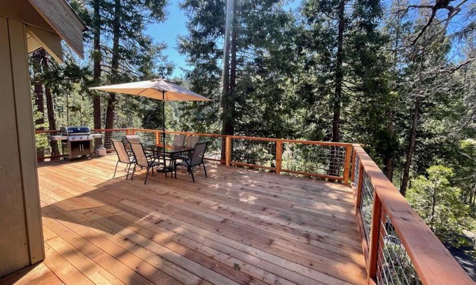 Arnold House | Lakeside BLS Retreat near Big Trees & Bear Valley