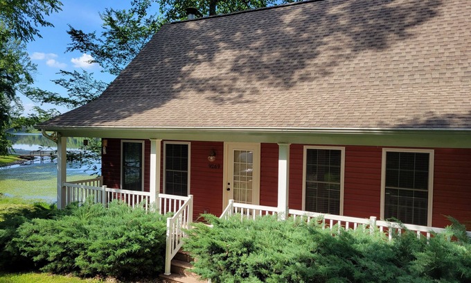 Brookport House | Lakeside Cabin in Southern Illinois with Hot Tub!