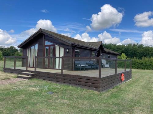 Bethersden Ski Chalet | Lakeside cabin set in the Kentish countryside