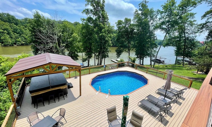 Eddyville House | Lakeside Entertainment Lodge