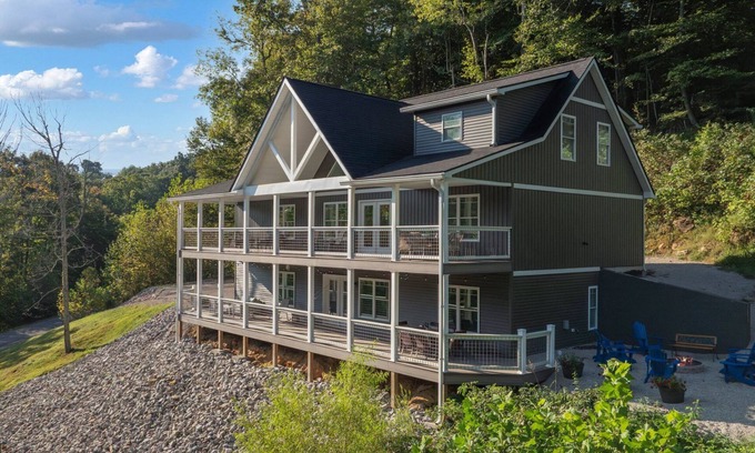 Westview House | Lakeside Home - Pool Table - Fire Pit - Sleeps 12