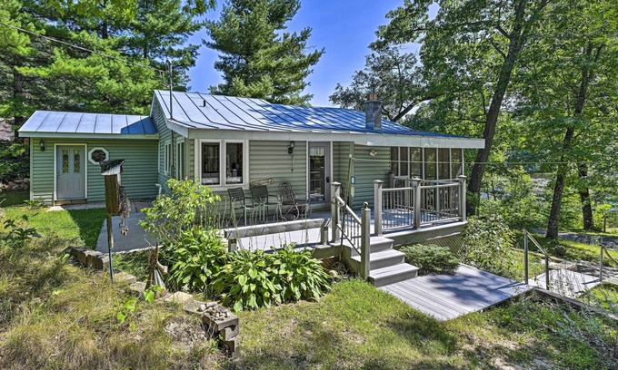 Iola Cottage | Lakeside Iola Hideaway: Stunning Nature Views