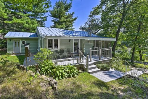 Iola House | Lakeside Iola Hideaway Stunning Nature Views