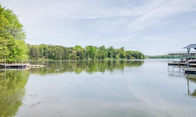 Gallatin Cottage | Lakeside: King Bed, Firepit, Kayaks & Fishing Gear