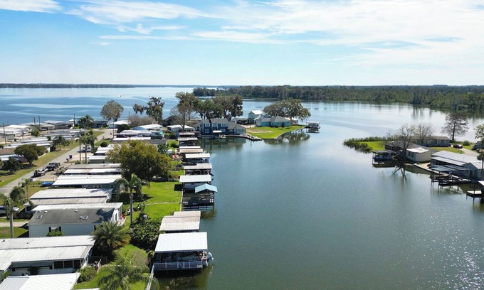 Tavares House | Lakeside Landing on Lake Dora w/Boat Dock