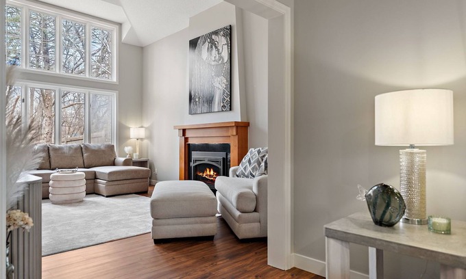 Plymouth House | Lakeside Luxury for Every Kind of Guest - - 5-Bedroom Escape for Making Memories