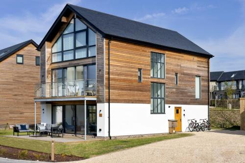 Holworth House | Lakeside property with spa access on a nature reserve Kirrin Barn BV26