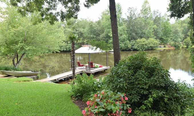 Aiken Cottage | Lakeside Retreat - Tranquil Escape Minutes from Aiken, Augusta & Stable View.