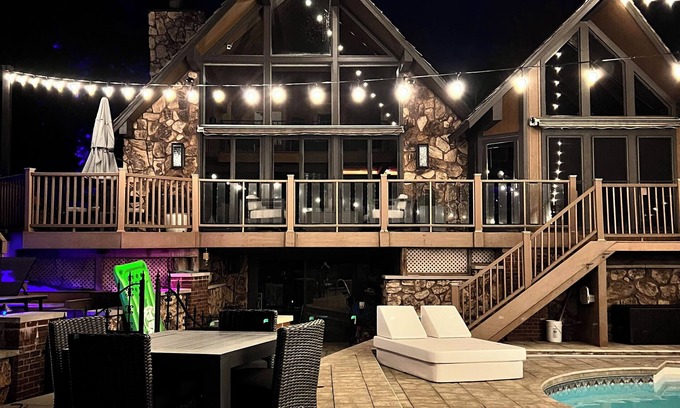 Graymont House | Lakeside Retreat with Swimming Pool!