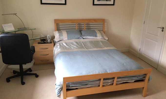 Peterborough House | Lakeside very large double en-suite bedroom with fabulous views and facilities