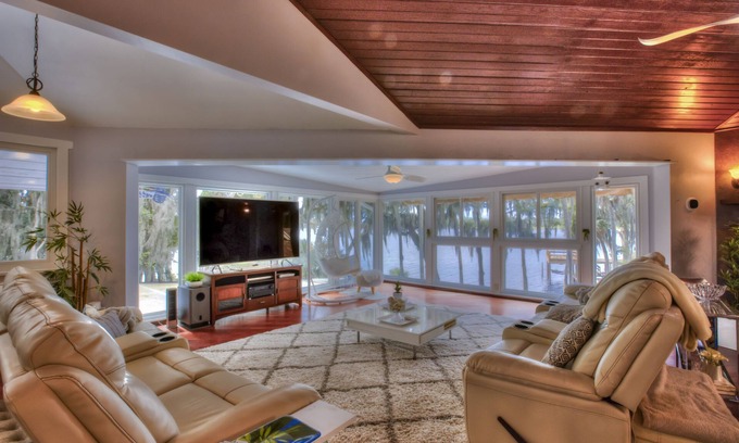 DeLand House | Lakeside w/private dock! Beaches 45 mins/Orlando MCO 1 hour/Ocala NF 15 mins