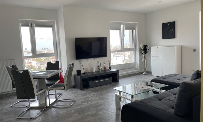Militari Apartment | Lakeview 2 Room Penthouse Rooftop Terrace W15