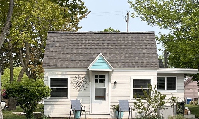 Ludington Cottage | LAKEVIEW COTTAGE - Opening available! Come check out the Fall Colors! ☀️