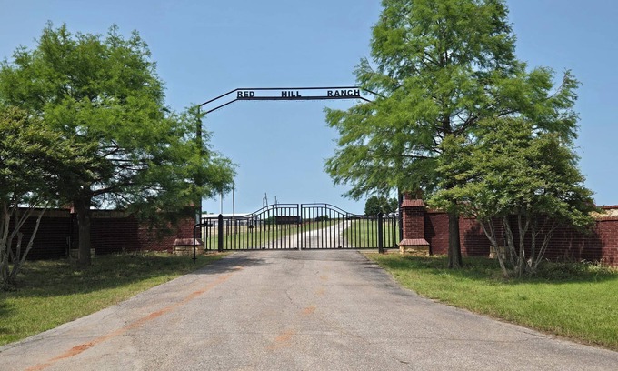 Grady County Other | Lakeview Farmhouse Retreat 2BR, 2BA w/Fishing, Horses, Cows & Stunning Sunsets