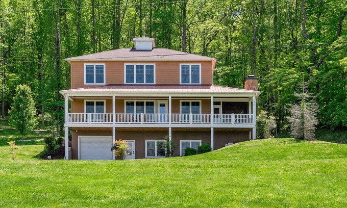 Silver Point House | LAKEVIEW GETAWAY adjacent to Floating Mill Park