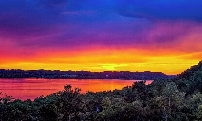 Newport House | Lakeview Getaway with Stunning Sunsets with lake access