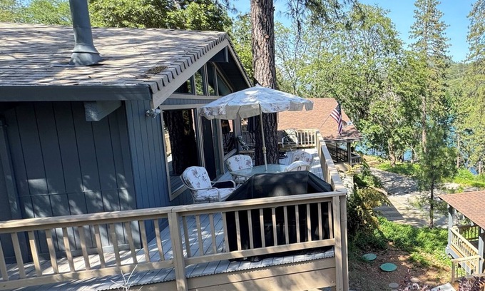 Lakehead House | Lakeview, Pool Table, Hot Tub, Marina, Sleeps 10 - Shasta Lakeshore Retreat #15