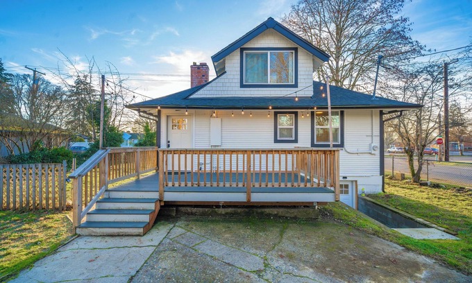 Tillicum House | Lakewood Stunner sleeps 6-8! Two KING size beds!
