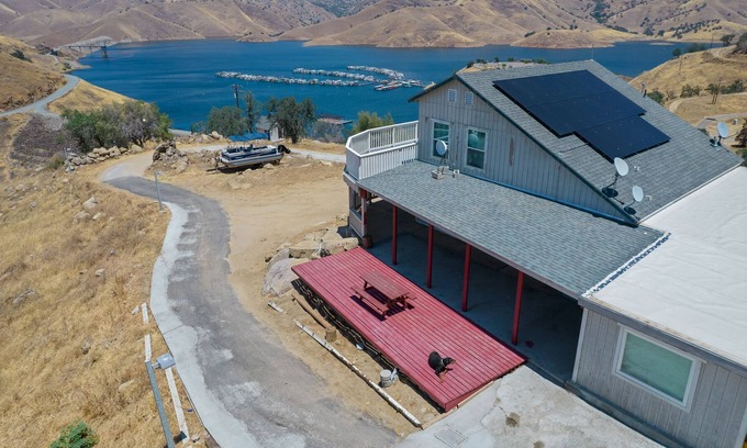 Lemon Cove House | Lakhouse w/ Stunning Views- Gateway to Sequoia National Park