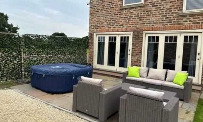 Storwood Cottage | Lamb's Pasture Cottage: Your Serene Retreat