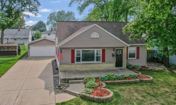 Green Bay House | Lambeau Abode- 4 Blocks to Titletown. Entertain 4 BR